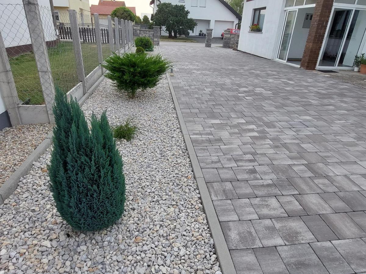 Suite Elena Nedelisce Esterno foto
